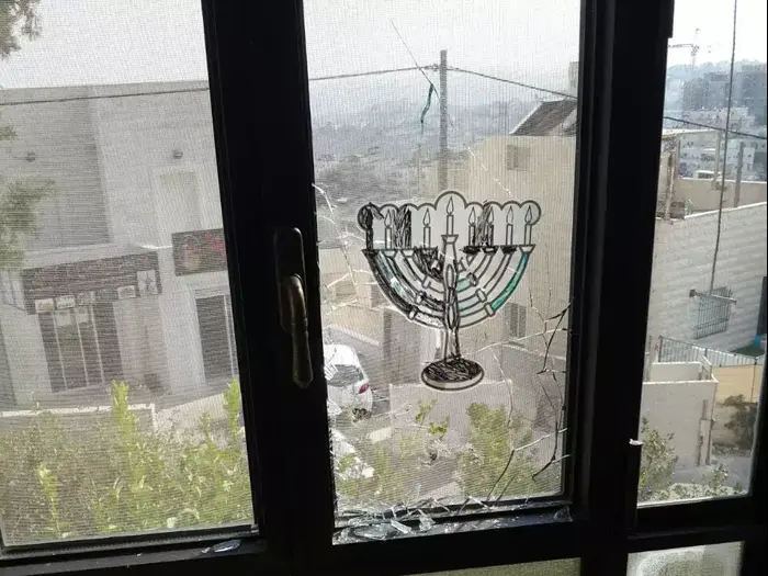 אבנים יודו לעבר בתים ברחוב מאיר נקר בשכונת בארמון הנציב בירושלים (מערכת וואלה! NEWS , תושבי רחוב מאיר נקר) אבנים יודו לעבר בתים ברחוב מאיר נקר בשכונת בארמון הנציב בירושלים (מערכת וואלה! NEWS , תושבי רחוב מאיר נקר)
