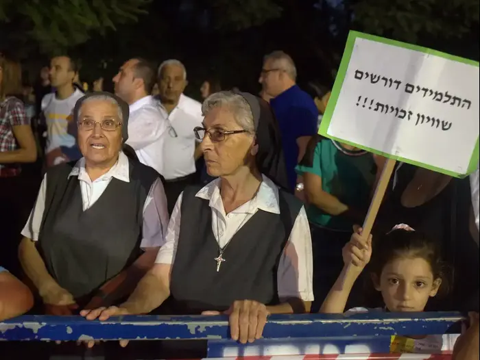 תלמידים נוצרים מפגינים מול ביתו של שר החינוך נפתלי בנט, 15 בספטמבר 2015 (ניב אהרונסון) תלמידים נוצרים מפגינים מול ביתו של שר החינוך נפתלי בנט, 15 בספטמבר 2015 (ניב אהרונסון)