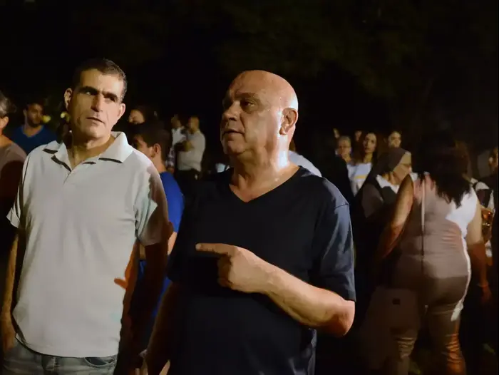 תלמידים נוצרים מפגינים מול ביתו של שר החינוך נפתלי בנט, 15 בספטמבר 2015 (ניב אהרונסון) תלמידים נוצרים מפגינים מול ביתו של שר החינוך נפתלי בנט, 15 בספטמבר 2015 (ניב אהרונסון)