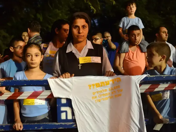 תלמידים נוצרים מפגינים מול ביתו של שר החינוך נפתלי בנט, 15 בספטמבר 2015 (ניב אהרונסון) תלמידים נוצרים מפגינים מול ביתו של שר החינוך נפתלי בנט, 15 בספטמבר 2015 (ניב אהרונסון)