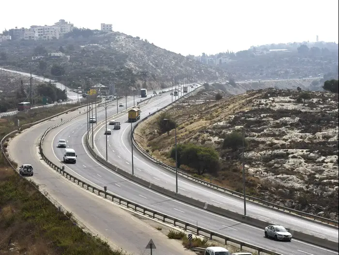 כביש 443, ספטמבר 2015 (ראובן קסטרו) כביש 443, ספטמבר 2015 (ראובן קסטרו)