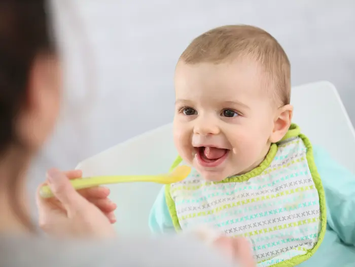 תינוק אוכל (ShutterStock) תינוק אוכל (ShutterStock)