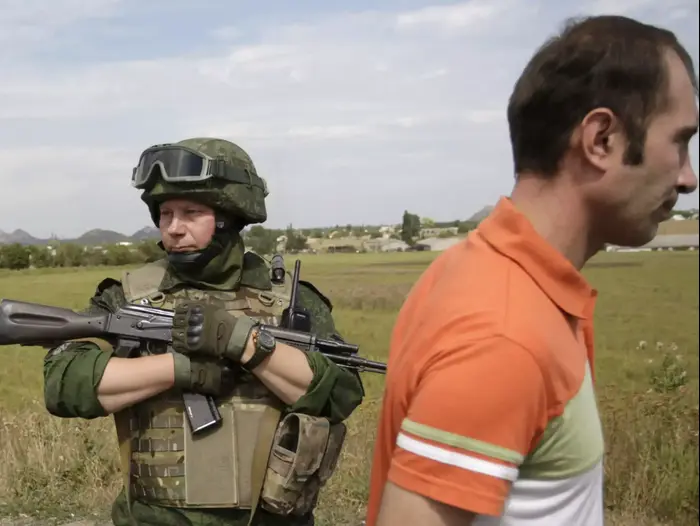אזור הלחימה בדונייצק, אוקראינה, ספטמבר 2015 (רויטרס) אזור הלחימה בדונייצק, אוקראינה, ספטמבר 2015 (רויטרס)