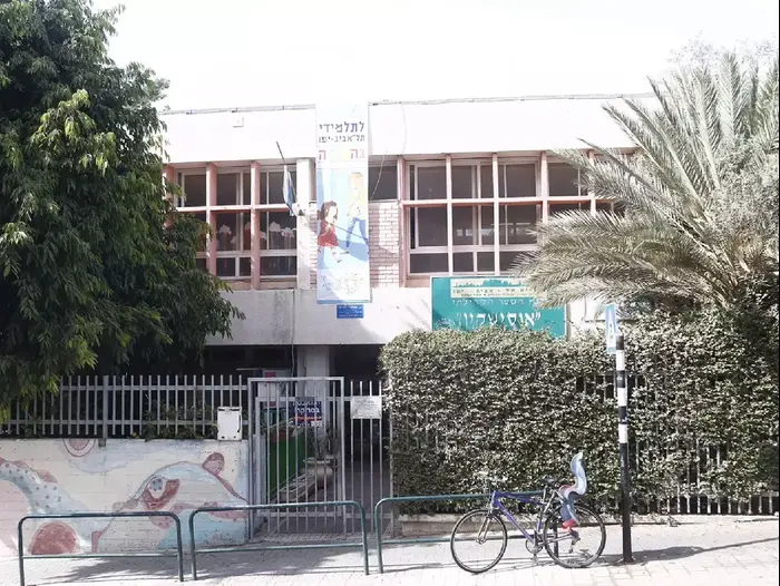 שנאי ענק סמוך לבית הספר אוסישקין, תל אביב. ספטמבר 2015 (מגד גוזני) שנאי ענק סמוך לבית הספר אוסישקין, תל אביב. ספטמבר 2015 (מגד גוזני)