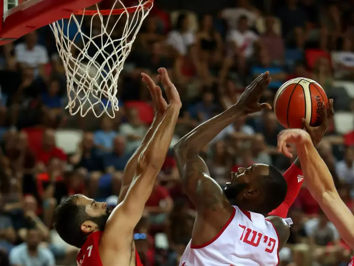 שחקן הפועל ירושלים דיאור פישר מול שחקן הפועל תל אביב רוברט רות'בארט (קובי אליהו) שחקן הפועל ירושלים דיאור פישר מול שחקן הפועל תל אביב רוברט רות'בארט (קובי אליהו)