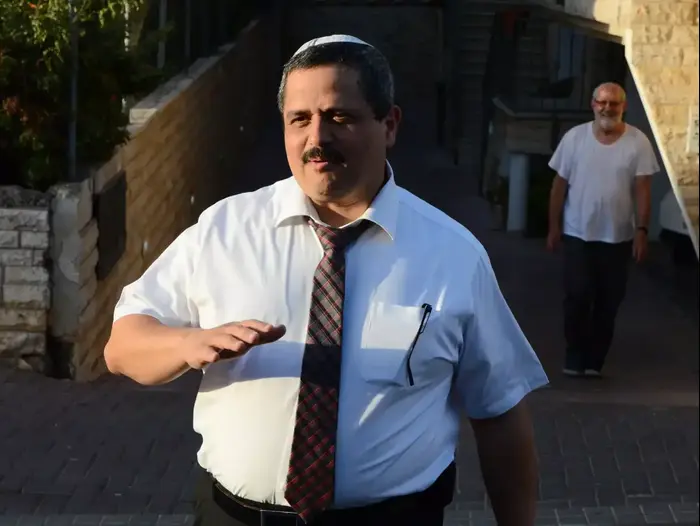 סגן ראש השב"כ, המפכ"ל המיועד, רוני אלשיך (ניב אהרונסון) סגן ראש השב"כ, המפכ"ל המיועד, רוני אלשיך (ניב אהרונסון)