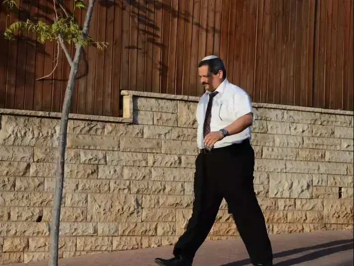 סגן ראש השב"כ, המפכ"ל המיועד, רוני אלשיך (ניב אהרונסון) סגן ראש השב"כ, המפכ"ל המיועד, רוני אלשיך (ניב אהרונסון)