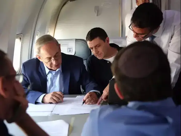 ראש הממשלה בנימין נתניהו בדרכו לעצרת האו"ם בניו יורק, 29 בספטמבר 2015 (צילום מסך , טוויטר) ראש הממשלה בנימין נתניהו בדרכו לעצרת האו"ם בניו יורק, 29 בספטמבר 2015 (צילום מסך , טוויטר)