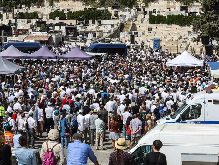הלוויית ההורים איתם ונעמה הנקין מנריה, שנרצחו בפיגוע ירי מול ארבעת ילדיהם. הר המנוחות, ירושלים, 2 באוקטובר 2015. (נועם מושקוביץ) הלוויית ההורים איתם ונעמה הנקין מנריה, שנרצחו בפיגוע ירי מול ארבעת ילדיהם. הר המנוחות, ירושלים, 2 באוקטובר 2015. (נועם מושקוביץ)