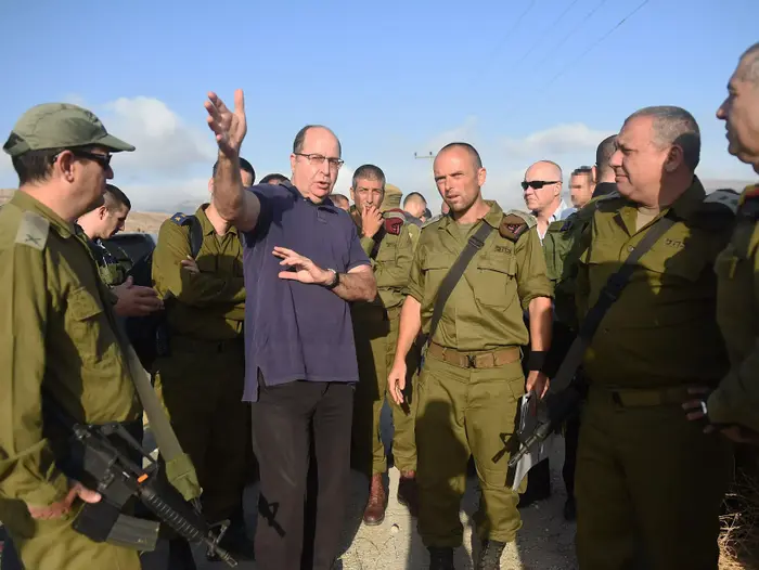 שר הביטחון משה יעלון ביקר בזירת הפיגוע בו נרצחו בני הזוג הנקין, בציר איתמר אלון מורה. 2 באוקטובר, 2015. (משרד הביטחון , דיאנה חננשווילי) שר הביטחון משה יעלון ביקר בזירת הפיגוע בו נרצחו בני הזוג הנקין, בציר איתמר אלון מורה. 2 באוקטובר, 2015. (משרד הביטחון , דיאנה חננשווילי)