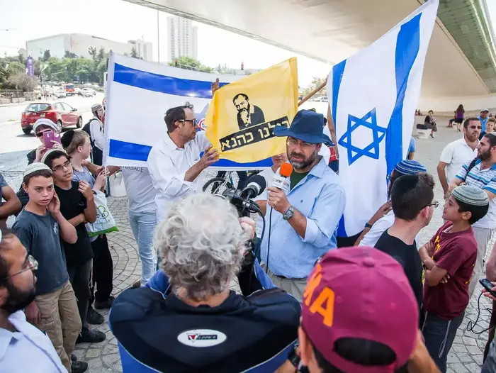 עצרת מחאה בגשר המיתרים בירושלים על רצח נעמה ואיתם הנקין בפיגוע ירי בשומרון 2 באוקטובר 2015 (מערכת וואלה! NEWS , דניאל אליאור) עצרת מחאה בגשר המיתרים בירושלים על רצח נעמה ואיתם הנקין בפיגוע ירי בשומרון 2 באוקטובר 2015 (מערכת וואלה! NEWS , דניאל אליאור)