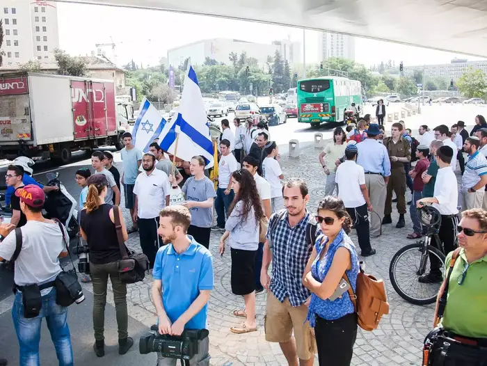 עצרת מחאה בגשר המיתרים בירושלים על רצח נעמה ואיתם הנקין בפיגוע ירי בשומרון 2 באוקטובר 2015 (מערכת וואלה! NEWS , דניאל אליאור) עצרת מחאה בגשר המיתרים בירושלים על רצח נעמה ואיתם הנקין בפיגוע ירי בשומרון 2 באוקטובר 2015 (מערכת וואלה! NEWS , דניאל אליאור)