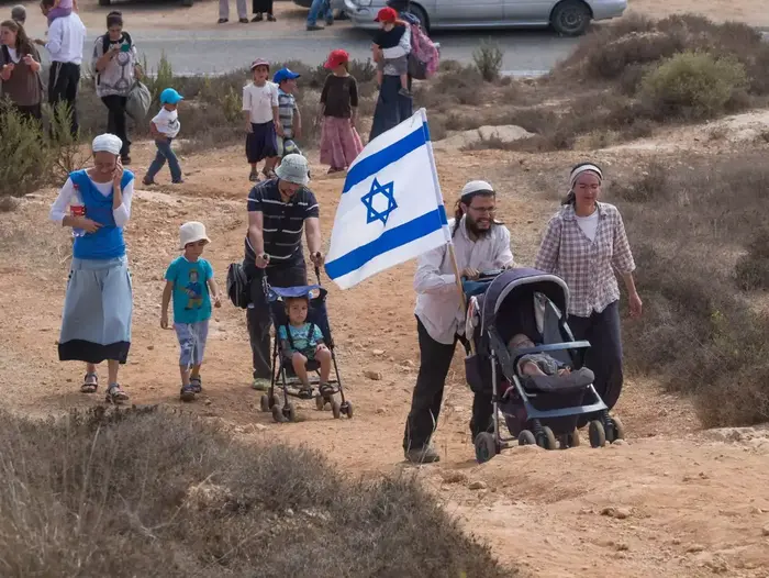 מתנחלים צועדים באזור פיגוע הירי שבו נרצחו נעמה ואיתם הנקין 2 באוקטובר 2015 (יותם רונן) מתנחלים צועדים באזור פיגוע הירי שבו נרצחו נעמה ואיתם הנקין 2 באוקטובר 2015 (יותם רונן)