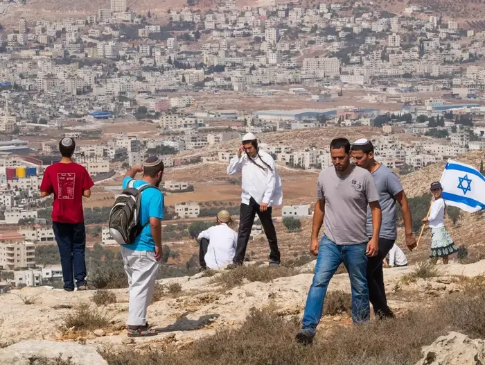 מתנחלים צועדים באזור פיגוע הירי שבו נרצחו נעמה ואיתם הנקין 2 באוקטובר 2015 (יותם רונן) מתנחלים צועדים באזור פיגוע הירי שבו נרצחו נעמה ואיתם הנקין 2 באוקטובר 2015 (יותם רונן)