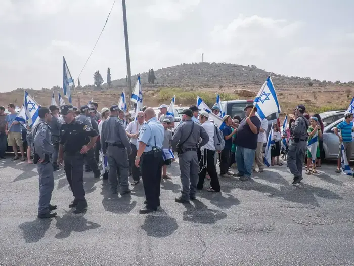 מתנחלים צועדים באזור פיגוע הירי שבו נרצחו נעמה ואיתם הנקין 2 באוקטובר 2015 (יותם רונן) מתנחלים צועדים באזור פיגוע הירי שבו נרצחו נעמה ואיתם הנקין 2 באוקטובר 2015 (יותם רונן)