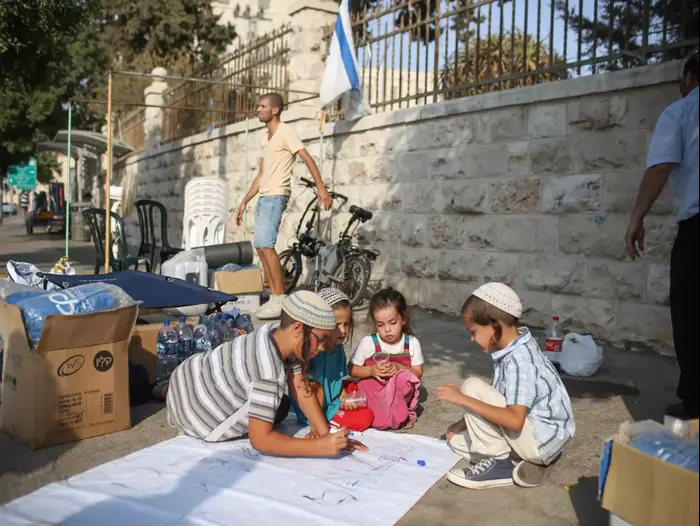 סוכת מחאה מול בית ראש הממשלה שבירושלים בעקבות פיגוע הירי בשומרון, אוקטובר 2015 (נועם מושקוביץ) סוכת מחאה מול בית ראש הממשלה שבירושלים בעקבות פיגוע הירי בשומרון, אוקטובר 2015 (נועם מושקוביץ)