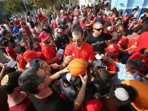 קפטן הפועל ירושלים, יותם הלפרין, הפנינג אוהדים (יח"צ , אורן בן חקון) קפטן הפועל ירושלים, יותם הלפרין, הפנינג אוהדים (יח"צ , אורן בן חקון)