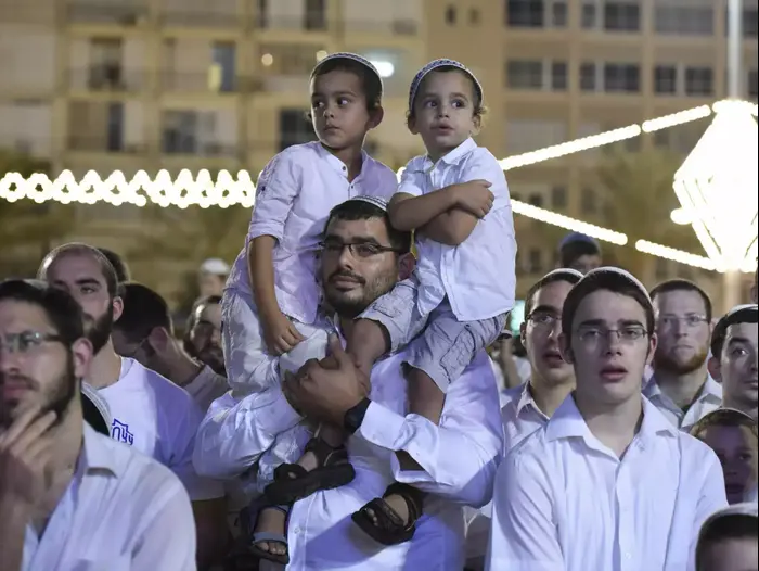 הקפות שמחת תורה בכיכר רבין, 5 באוקטובר 2015 (ראובן קסטרו) הקפות שמחת תורה בכיכר רבין, 5 באוקטובר 2015 (ראובן קסטרו)