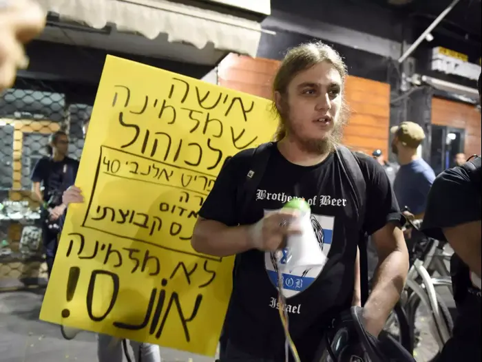 הפגנה לסגירת מועדון אלנבי 40. אוקטובר 2015 (ראובן קסטרו) הפגנה לסגירת מועדון אלנבי 40. אוקטובר 2015 (ראובן קסטרו)