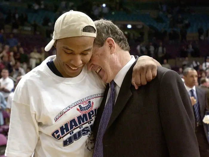 מ-2002: מאמן קונטיקט ג'ים קלהון עם קרון באטלר (GettyImages , Ezra Shaw) מ-2002: מאמן קונטיקט ג'ים קלהון עם קרון באטלר (GettyImages , Ezra Shaw)