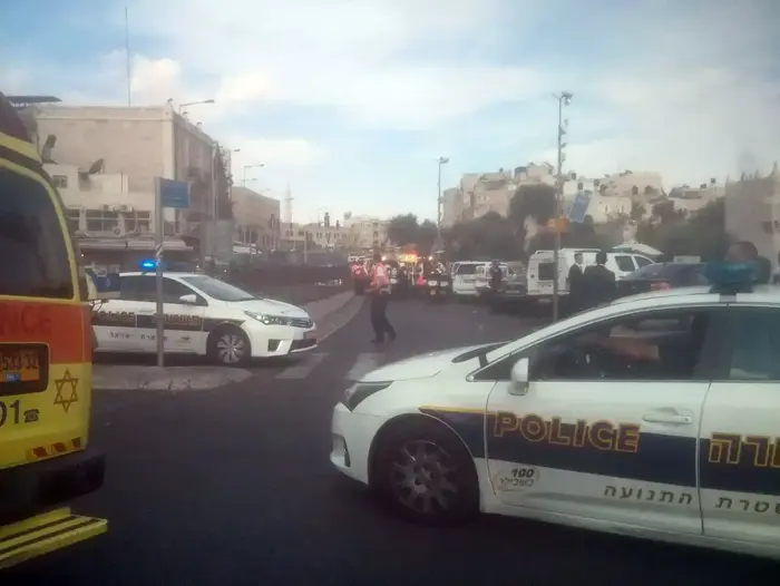פיגוע דקירה נגד שלושה שוטרים בשער שכם בירושלים, 10 באוקטובר 2015 (מערכת וואלה! NEWS , משה שטיינמץ) פיגוע דקירה נגד שלושה שוטרים בשער שכם בירושלים, 10 באוקטובר 2015 (מערכת וואלה! NEWS , משה שטיינמץ)