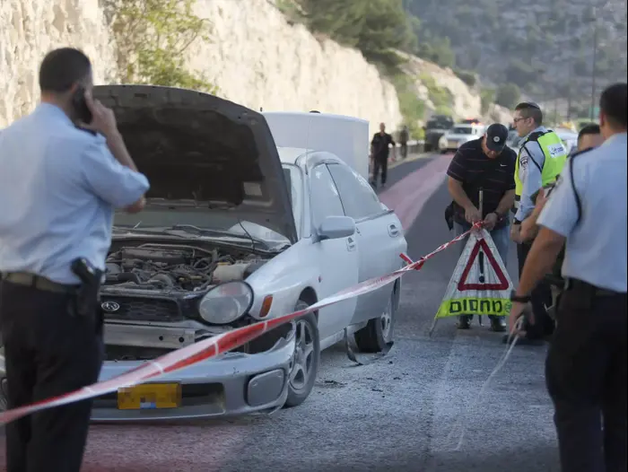 פיצוץ מכונית תופת בין מחסום א-זעים למעלה אדומים, אוקטובר 2015 (נועם מושקוביץ) פיצוץ מכונית תופת בין מחסום א-זעים למעלה אדומים, אוקטובר 2015 (נועם מושקוביץ)