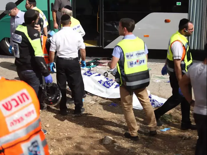 פיגוע דקירה באוטובוס בשכונת ארמון הנציב, ירושלים, 13 באוקטובר 2015 (נועם מושקוביץ) פיגוע דקירה באוטובוס בשכונת ארמון הנציב, ירושלים, 13 באוקטובר 2015 (נועם מושקוביץ)