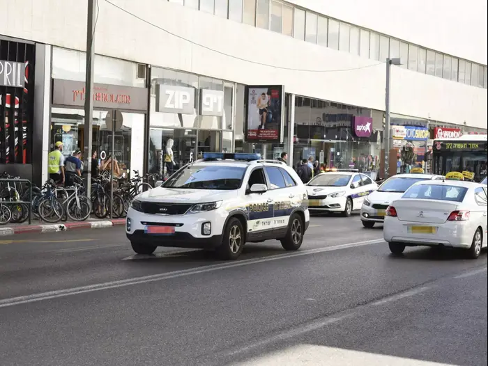 שוטרים מתגברים אבטחה במרכז תל אביב, 15 באוקטובר 2015 (ראובן קסטרו) שוטרים מתגברים אבטחה במרכז תל אביב, 15 באוקטובר 2015 (ראובן קסטרו)