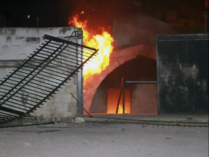 כמאה פלסטינים הציתו את מתחם קבר יוסף בשכם (צילום מסך , מתוך עמוד הפייסבוק קודס נט)