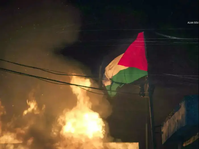 כמאה פלסטינים הציתו את מתחם קבר יוסף בשכם (צילום מסך , מתוך עמוד הפייסבוק קודס נט)