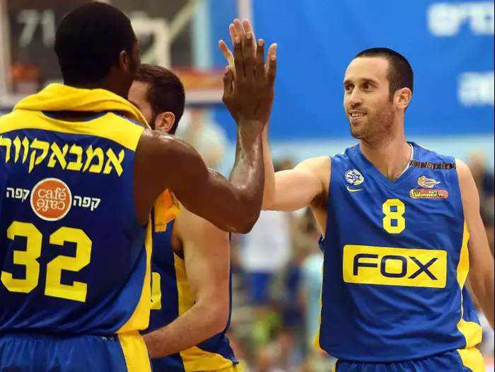 שחקני מכבי תל אביב טרבור אמבקווה, דגן יבזורי (ברני ארדוב) שחקני מכבי תל אביב טרבור אמבקווה, דגן יבזורי (ברני ארדוב)