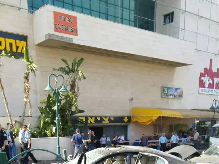 פיצוץ מטען חבלה במכונית בכיכר המשטרה בחדרה 21 באוקטובר 2015 (מד"א) פיצוץ מטען חבלה במכונית בכיכר המשטרה בחדרה 21 באוקטובר 2015 (מד"א)