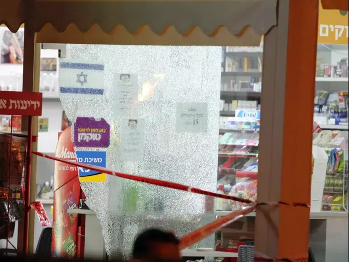 אירוע ירי ברחוב הרצל בנהריה. אוקטובר 2015 (אדריאן הרבשטיין) אירוע ירי ברחוב הרצל בנהריה. אוקטובר 2015 (אדריאן הרבשטיין)
