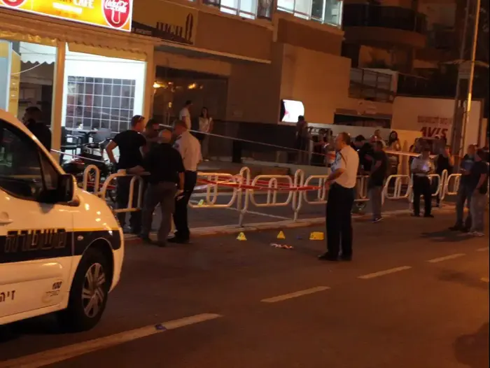 אירוע ירי ברחוב הרצל בנהריה. אוקטובר 2015 (אדריאן הרבשטיין) אירוע ירי ברחוב הרצל בנהריה. אוקטובר 2015 (אדריאן הרבשטיין)