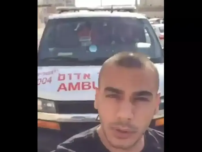 צעיר ישראלי תועד חוסם אמבולנס שהוביל מחבלים פצועים לבית החולים (ספק 500) צעיר ישראלי תועד חוסם אמבולנס שהוביל מחבלים פצועים לבית החולים (ספק 500)