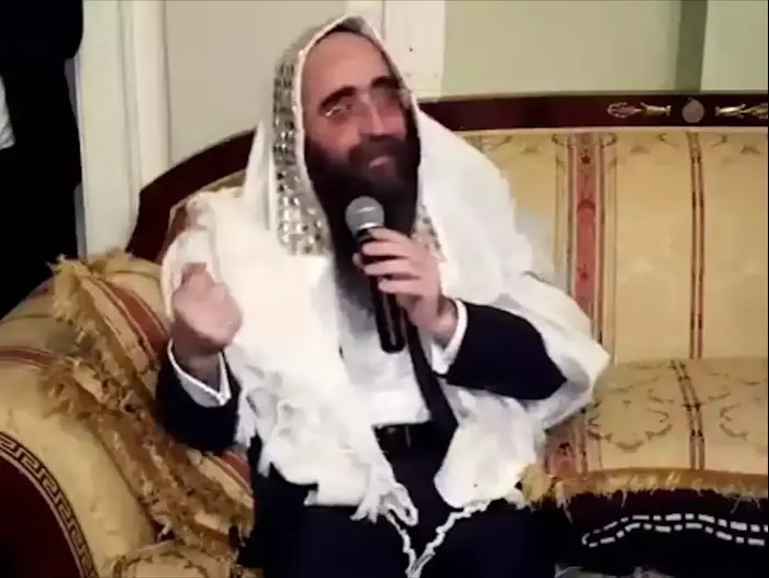 הרב שהורשע במתן שוחד ובשיבוש הליכי חקירה מדבר עם חסידיו רגע לפני שיבתו ארצה (צילום מסך) הרב שהורשע במתן שוחד ובשיבוש הליכי חקירה מדבר עם חסידיו רגע לפני שיבתו ארצה (צילום מסך)