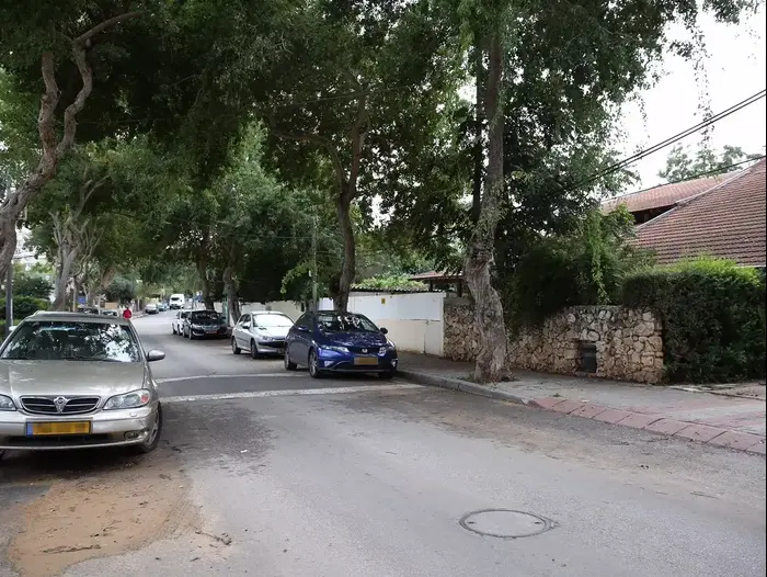 ביתם של גאולה ושלמה עמיר בנווה עמל, הרצליה. אוקטובר 2015 (מגד גוזני) ביתם של גאולה ושלמה עמיר בנווה עמל, הרצליה. אוקטובר 2015 (מגד גוזני)