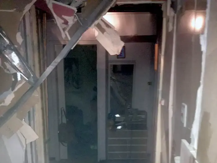מטען חבלה התפוצץ בבניין מגורים בן 4 קומות ברחוב הופיין בחולון, 28 באוקטובר 2015 (כבאות והצלה ) מטען חבלה התפוצץ בבניין מגורים בן 4 קומות ברחוב הופיין בחולון, 28 באוקטובר 2015 (כבאות והצלה )