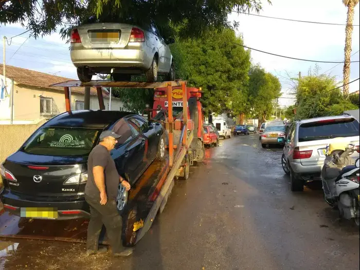 גרר מפנה כלי רכב שהוצפו במים ברחוב כצנלסון שברעננה, אוקטובר 2015 (שלומי גבאי) גרר מפנה כלי רכב שהוצפו במים ברחוב כצנלסון שברעננה, אוקטובר 2015 (שלומי גבאי)