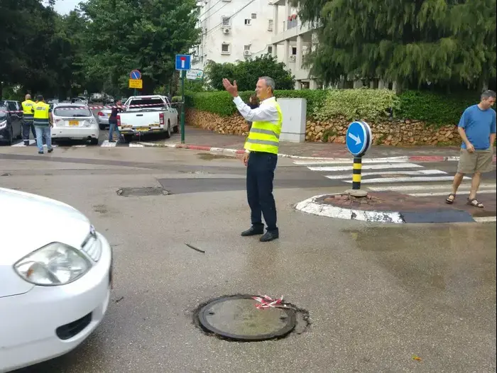 ראש עירית רעננה זאב ביילסקי מכוון תנועה ברחוב החי"ל לאחר הנזקים שגכרם הגשם במקום, אוקטובר 2015 (שלומי גבאי) ראש עירית רעננה זאב ביילסקי מכוון תנועה ברחוב החי"ל לאחר הנזקים שגכרם הגשם במקום, אוקטובר 2015 (שלומי גבאי)