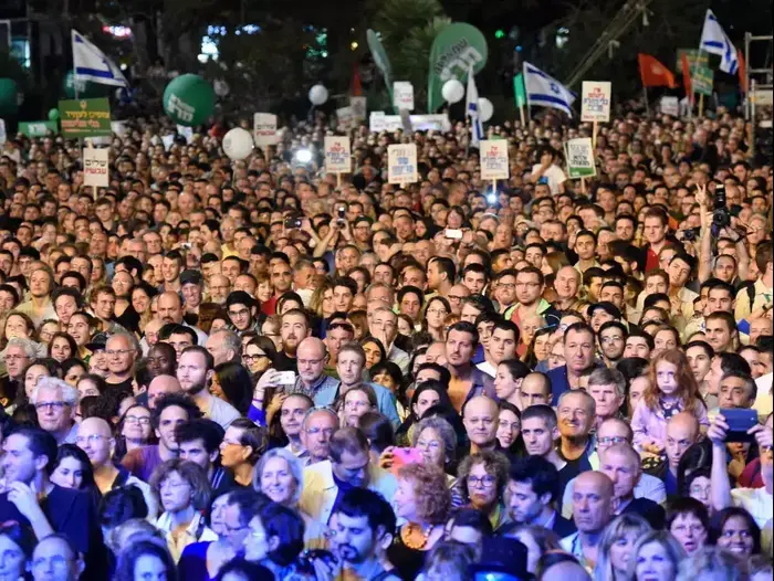 עצרת לציון 20 שנה לרצח רה"מ יצחק רבין ז"ל. אוקטובר 2015 (ראובן קסטרו) עצרת לציון 20 שנה לרצח רה"מ יצחק רבין ז"ל. אוקטובר 2015 (ראובן קסטרו)