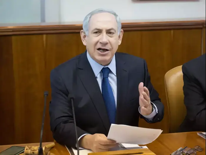 רוה"מ בנימין נתניהו בפתח ישיבת הממשלה השבועית, נובמבר 2015 (פול צלמים , אמיל סלמן) רוה"מ בנימין נתניהו בפתח ישיבת הממשלה השבועית, נובמבר 2015 (פול צלמים , אמיל סלמן)