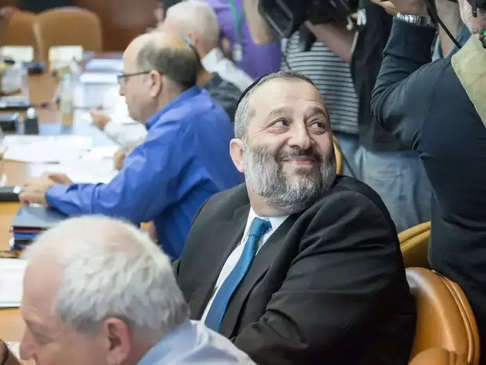 השר אריה דרעי בפתח ישיבת הממשלה השבועית, נובמבר 2015 (פול צלמים , אמיל סלמן) השר אריה דרעי בפתח ישיבת הממשלה השבועית, נובמבר 2015 (פול צלמים , אמיל סלמן)