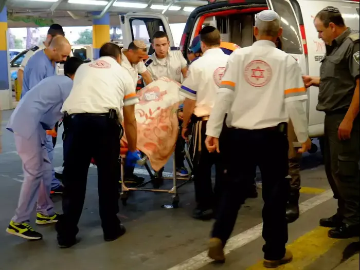 פינוי הפצועים מפיגוע הדריסה בצומת בית ענון לבית החולים, 1 בנובמבר 2015 (מד"א , דוברות מד"א) פינוי הפצועים מפיגוע הדריסה בצומת בית ענון לבית החולים, 1 בנובמבר 2015 (מד"א , דוברות מד"א)