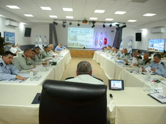 סדנא מטכ"לית לסיכום תר"ש גדעון בראשות הרמטכ"ל גדי איזנקוט, 10 בנובמבר 2015 (דובר צה"ל) סדנא מטכ"לית לסיכום תר"ש גדעון בראשות הרמטכ"ל גדי איזנקוט, 10 בנובמבר 2015 (דובר צה"ל)