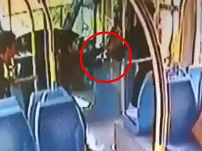 תיעוד: ילדים דוקרים מאבטח ברכבת הקלה, נובמבר 2015 (צילום מסך) תיעוד: ילדים דוקרים מאבטח ברכבת הקלה, נובמבר 2015 (צילום מסך)