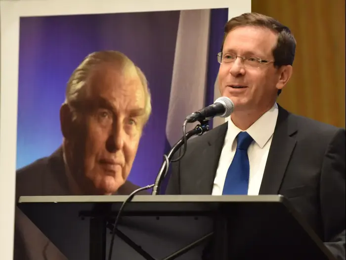 יצחק הרצוג, ציון 40 שנה באו"ם להחלטת "ציונות היא גזענות", 11 בנובמבר 2015 (יח"צ , ליאו סורל) יצחק הרצוג, ציון 40 שנה באו"ם להחלטת "ציונות היא גזענות", 11 בנובמבר 2015 (יח"צ , ליאו סורל)