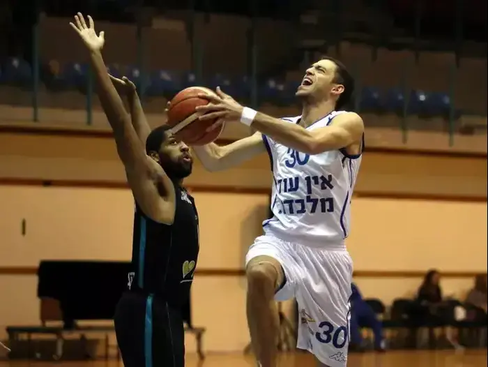 נמרוד טישמן שחקן מכבי קרית גת (יוסי ציפקיס)