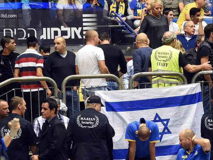 אוהדי מכבי תל אביב הולכים הביתה (ברני ארדוב) אוהדי מכבי תל אביב הולכים הביתה (ברני ארדוב)