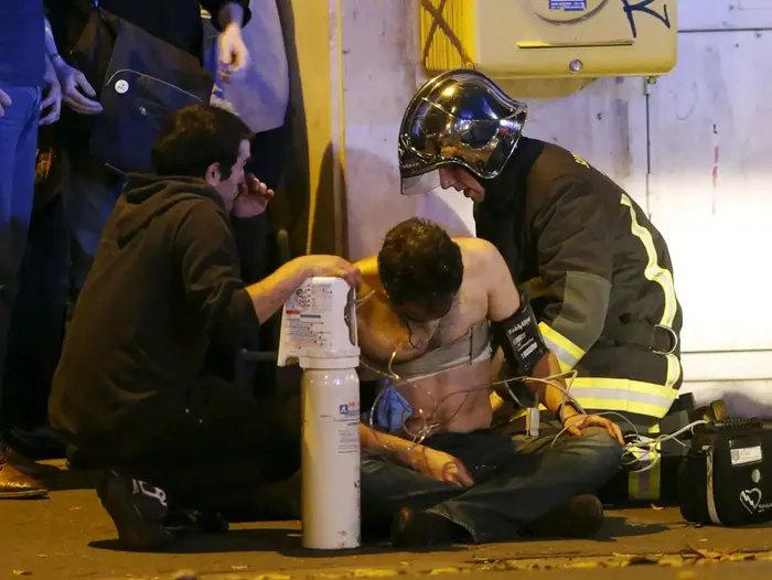 פצוע מפונה מאולם "בטקלאן" בפריז, אחרי שחרור בני הערובה בידי כוחות הביטחון של צרפת, 14 בנובמבר 2015 (רויטרס) פצוע מפונה מאולם "בטקלאן" בפריז, אחרי שחרור בני הערובה בידי כוחות הביטחון של צרפת, 14 בנובמבר 2015 (רויטרס)